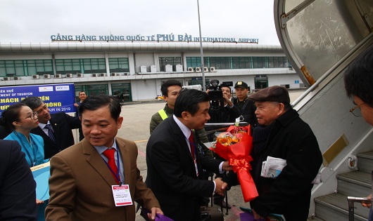 Ngày đầu năm, Huế tưng bừng chào đón khách 'xông đất' đường hàng không