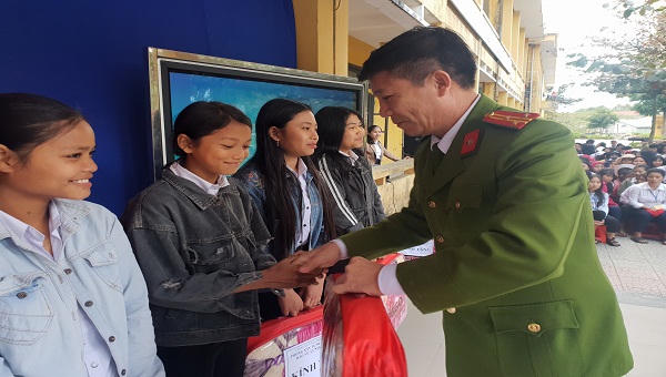 Tặng hàng trăm suất quà cho học sinh vùng biên giới A Lưới