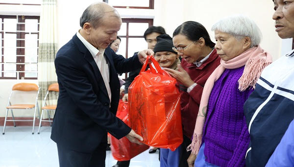 NHCSXH Thừa Thiên- Huế mang mùa xuân đến với hộ nghèo và các đối tượng chính sách