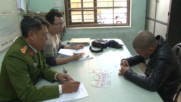 Trao trả tài sản bị mất trộm cho du khách nước ngoài