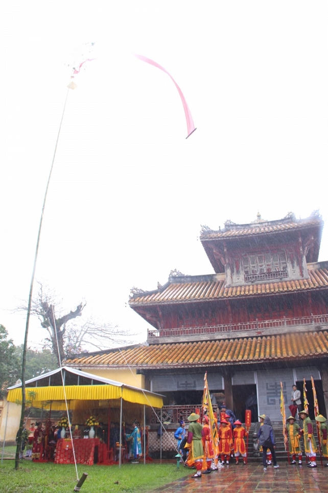 Độc đáo lễ dựng cây nêu Tết trong hoàng cung Huế