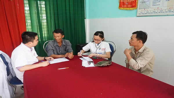 Khám và phát thuốc miễn phí cho hàng trăm người dân có hoàn cảnh khó khăn