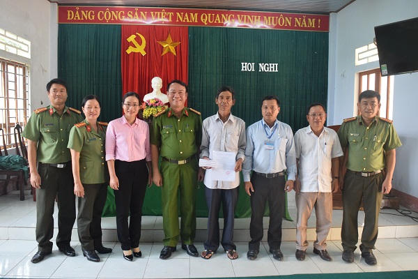 Hỗ trợ xây tặng nhà tình nghĩa cho gia đình có công 