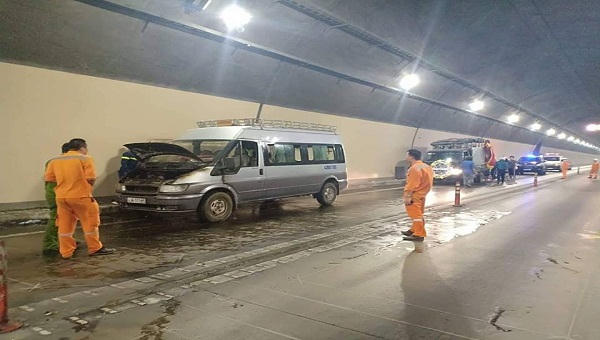 Xe tang bốc cháy trong hầm Hải Vân