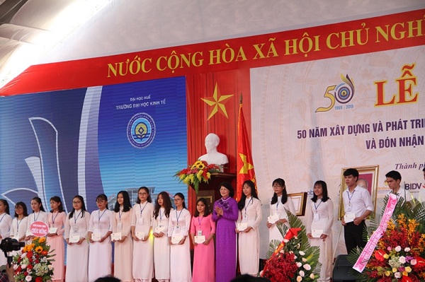 Trường Đại học Kinh tế - Đại học Huế đón nhận Huân Chương Lao đông hạng Nhất
