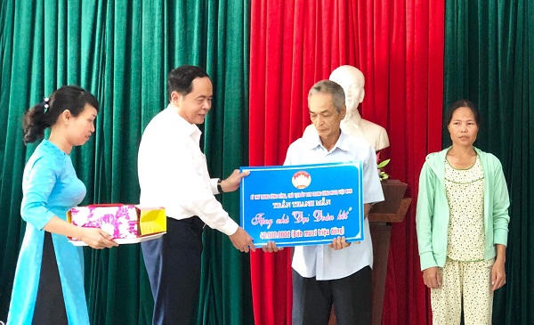 Chủ tịch Ủy ban Trung ương MTTQ Việt Nam thăm và chúc mừng Đại lễ Phật đản - Phật lịch 2563 tại TT- Huế