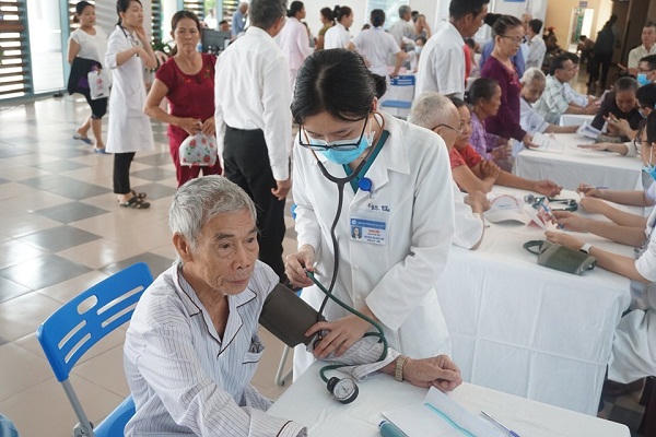 Hàng trăm người được tư vấn miễn phí “Tầm soát bệnh hen và bệnh phổi tắc nghẽn mãn tính”