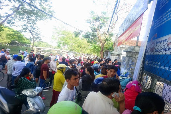 Hàng ngàn người xếp hàng chờ đăng ký tiêm vắc xin 6 trong 1