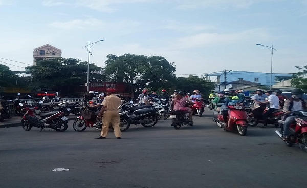 Hàng ngàn người xếp hàng chờ đăng ký tiêm vắc xin 6 trong 1