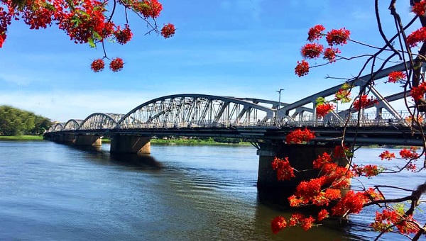 Nao lòng muôn sắc hoa mùa hạ trong lòng xứ Huế