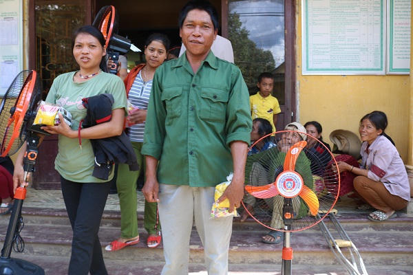 Cục THADS tỉnh Thừa Thiên- Huế tặng quà cho các hộ nghèo huyện A Lưới