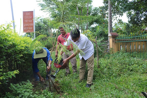 Cục THADS tỉnh Thừa Thiên- Huế tặng quà cho các hộ nghèo huyện A Lưới