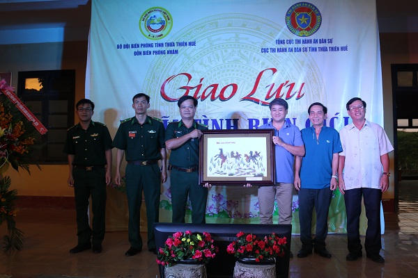 Cục THADS tỉnh Thừa Thiên- Huế tặng quà cho các hộ nghèo huyện A Lưới