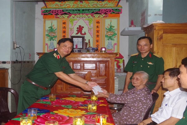 Bộ tư lệnh Quân khu 4 thăm, tặng quà các gia đình chính sách, bà mẹ Việt Nam anh hùng