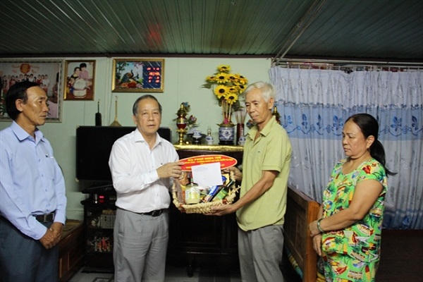 Chủ tịch tỉnh Thừa Thiên Huế trích lương tặng quà hộ gia đình chính sách