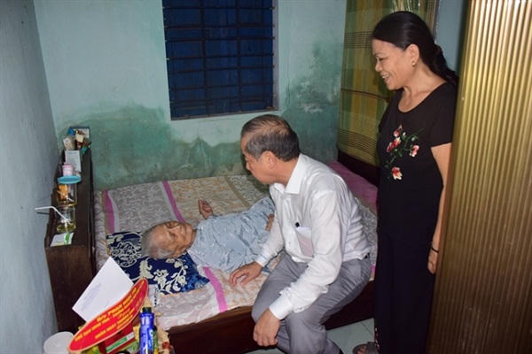 Chủ tịch tỉnh Thừa Thiên Huế trích lương tặng quà hộ gia đình chính sách