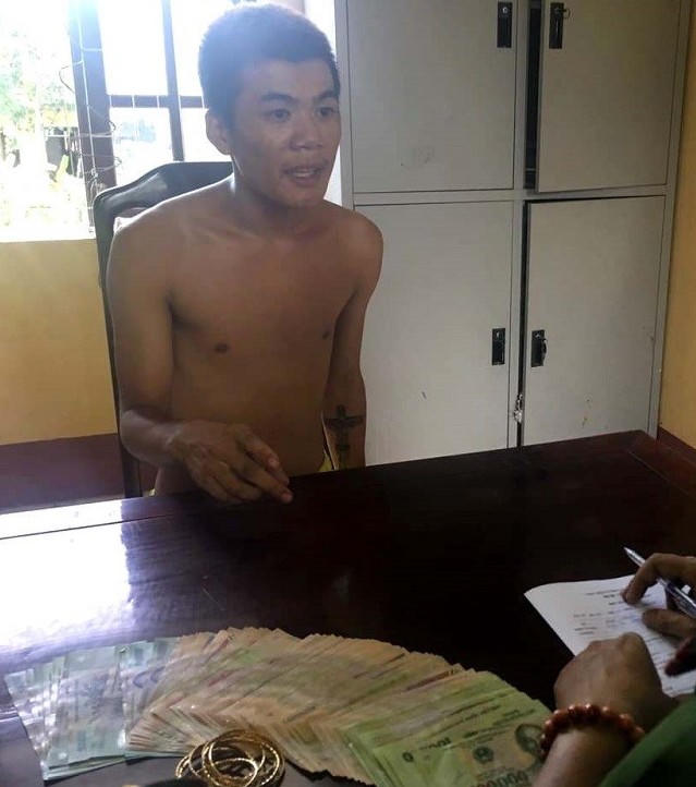 Bắt đối tượng trộm gần 100 triệu đồng của tài xế ngủ trong cabin