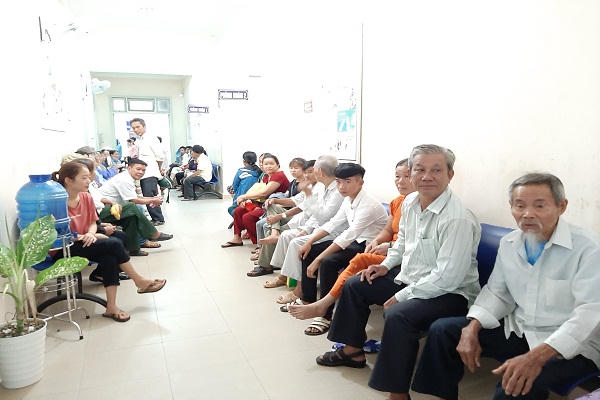 Khám sàng lọc và điều trị miễn phí bệnh lý về mắt cho hàng trăm người dân có hoàn cảnh khó khăn