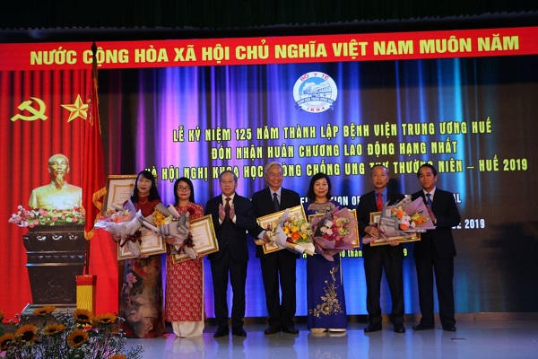 Bệnh viện Trung ương Huế đón nhận Huân chương Lao động Hạng Nhất