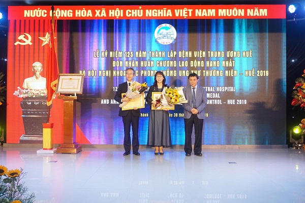 Bệnh viện Trung ương Huế đón nhận Huân chương Lao động Hạng Nhất
