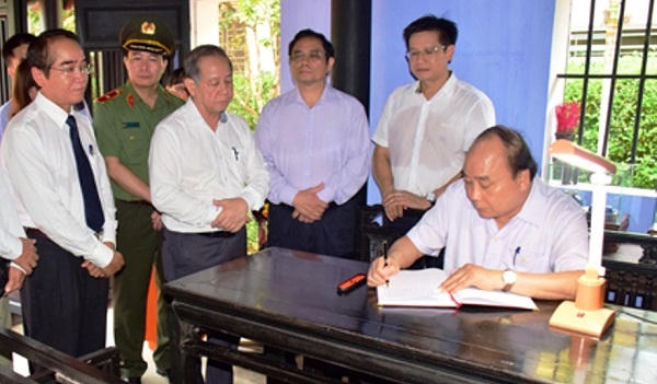 Thủ tướng thăm và dâng hương tại di tích nhà lưu niệm Bác Hồ