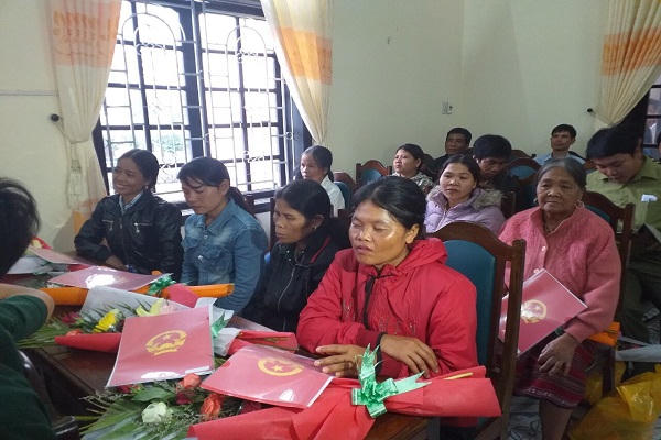 Trao quyết định nhập quốc tịch Việt Nam cho 09 công dân Lào ở A Lưới