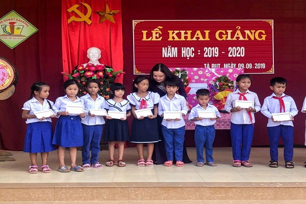 Hàng ngàn học sinh vùng lũ khai giảng năm học mới