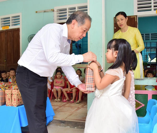Thừa Thiên-Huế: Chủ tịch UBND tỉnh thăm, tặng quà Trung thu cho các cháu thiếu nhi