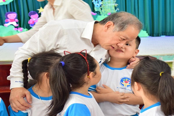 Thừa Thiên-Huế: Chủ tịch UBND tỉnh thăm, tặng quà Trung thu cho các cháu thiếu nhi