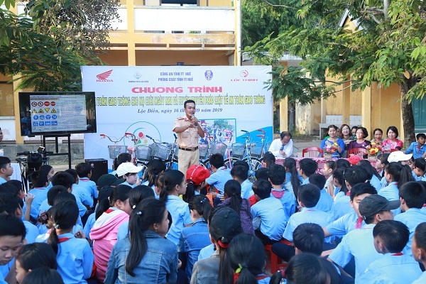 Thừa Thiên Huế: Tặng 100 chiếc xe đạp cho học sinh nghèo hiếu học