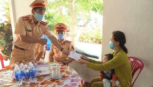 Công an tỉnh TT- Huế tặng nhu yếu phẩm cho người dân có hoàn cảnh khó khăn
