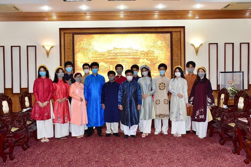 Mời học sinh đến tham quan trụ sở UBND tỉnh Thừa Thiên Huế