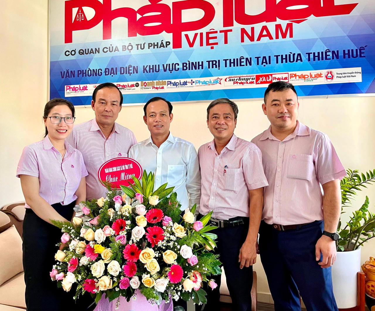 Nhà báo Nguyễn Quang Tám nhận Giấy khen của Chủ tịch HĐQT Ngân hàng Chính sách xã hội