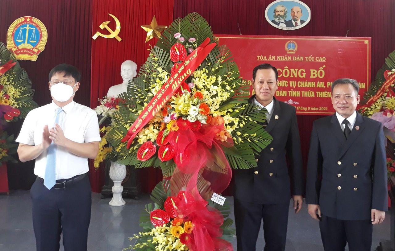 Trao quyết định bổ nhiệm Chánh án, Phó Chánh án Tòa án nhân dân tỉnh Thừa Thiên Huế