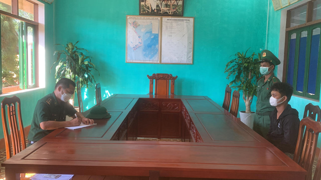 Bắt giữ nhóm đối tượng vừa hoàn thành cách ly đã đi trộm