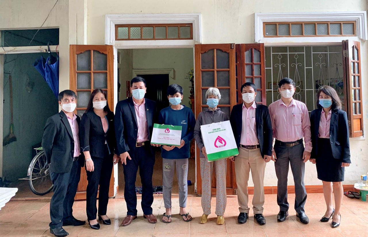 Trao tặng máy tính cho học sinh có hoàn cảnh khó khăn