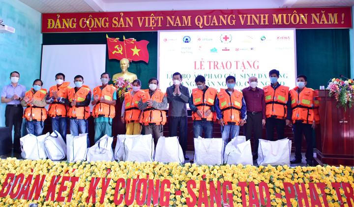 Nguyên Chủ tịch nước Trương Tấn Sang trao tặng áo phao cứu sinh đa năng cho ngư dân Thừa Thiên Huế