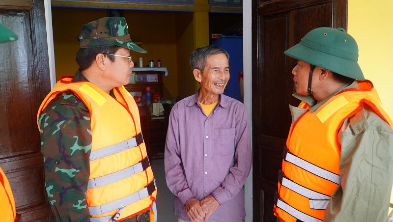 Chủ tịch tỉnh Thừa Thiên Huế thăm, động viên người dân vùng rốn lũ