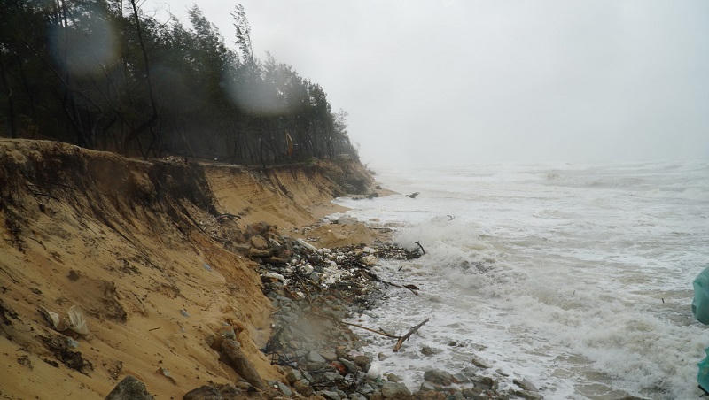 Phó Thủ tướng Lê Văn Thành thăm, tặng quà người dân vùng rốn lũ Thừa Thiên Huế