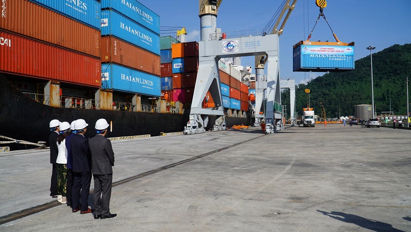 Khai trương tuyến dịch vụ vận tải container nội địa đầu tiên tại cảng Chân Mây