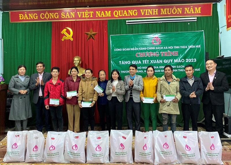 Mang xuân yêu thương tới hộ nghèo và gia đình chính sách