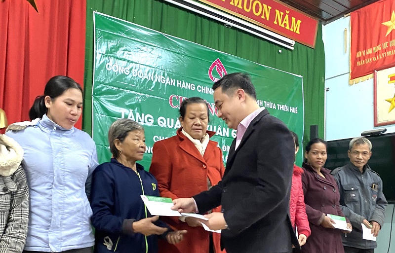 Mang xuân yêu thương tới hộ nghèo và gia đình chính sách