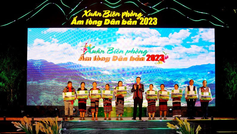 Thường trực Ban Bí thư dự chương trình 'Xuân Biên phòng ấm lòng dân bản' tại huyện A Lưới