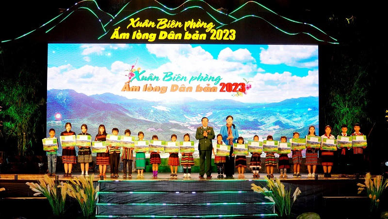 Thường trực Ban Bí thư dự chương trình 'Xuân Biên phòng ấm lòng dân bản' tại huyện A Lưới