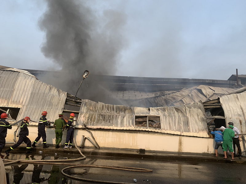 Cháy lớn tại nhà máy sản xuất bánh gạo ở Thừa Thiên Huế