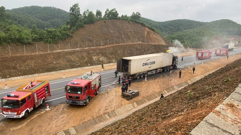Xe container chở hoa quả bốc cháy trên cao tốc Cam Lộ - La Sơn