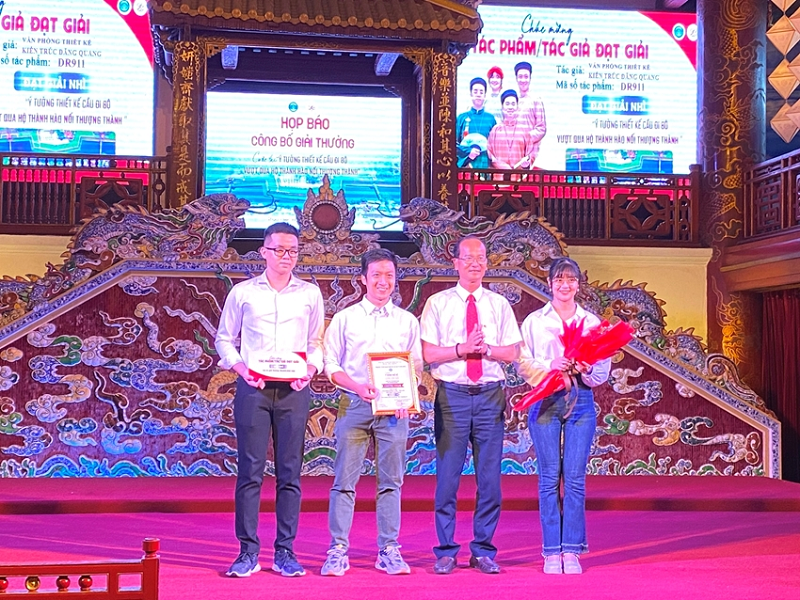 Trao giải cuộc thi “Ý tưởng thiết kế cầu đi bộ vượt qua Hộ Thành hào nối Thượng thành”