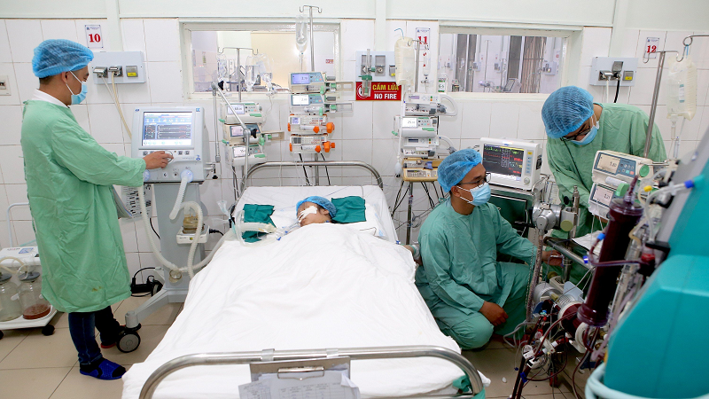 'Chạy đua thời gian' cứu bệnh nhi bị sốc tim nguy kịch