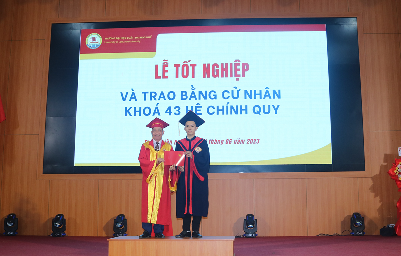 Trường ĐH Luật, ĐH Huế trao bằng cử nhân cho hơn 500 sinh viên
