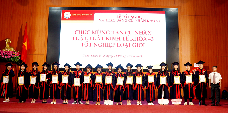 Trường ĐH Luật, ĐH Huế trao bằng cử nhân cho hơn 500 sinh viên